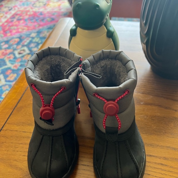 Toddler Unisex UGG Waterproof Winter Boots - Picture 4 of 9